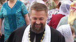 В Курске православные христиане освящают яблоки в праздник Преображения Господня