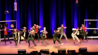 Dick Van Dyke reunites with flash mob on stage