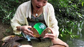 The girl accidentally opened the huge clam and found the pearl dancing happily