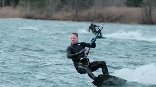 Extremes Kitesurfen am Kochelsee: Big Air für Kiteboarder in Bayern - Epic kiteboarding at a lake