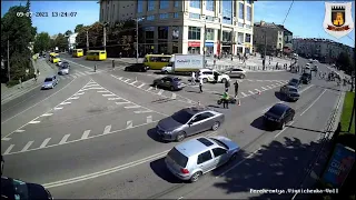 Аварія у центрі Луцька: таксі проти мотоцикла