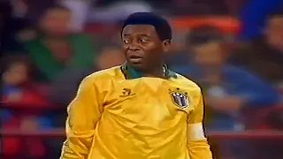 MESMO AOS 50 ANOS, OLHA OQUE PELÉ APRONTOU NESSE AMISTOSO NA ITÁLIA!