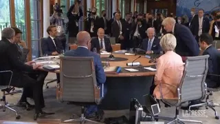 «Mettiamoci anche noi a torso nudo», i leader del G7 prendono in giro Putin