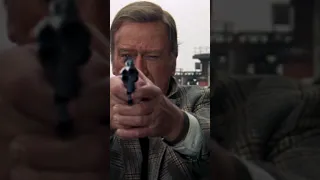 John Wayne use a Colt Diamondback. Brannigan (1975). Douglas Hickox 📽