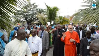 Le cardinal Michael Czerny visite l'atelier de menuiserie à notre Dame des Victoires de Ouenze