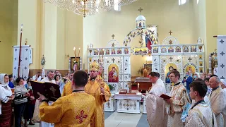 Архиєрейська Божественна Літургія очолює Владика Микола Бичок.