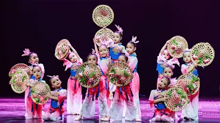 【民族舞】可爱的幼儿园小朋友跳中国舞《桃花山》，跳的太好了 | Fashion dance