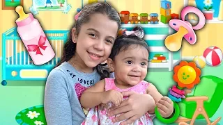 SARAH FINGE ser BABÁ por um dia de UM BEBÊ DE VERDADE | Sarah Pretend to play nanny!!!