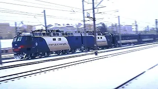 ЧС8 006 в современной ливрее УЗ с пассажирским поездом в снежный день - Ukraine 2024
