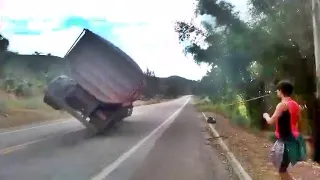 Carreta-caçamba tomba após motorista dar quebrada-de-asa na BR-262