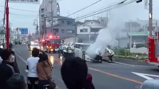 車が燃えてる