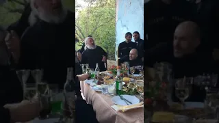 грузинские монахи поют итальянскую песню