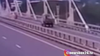 Вчерашнее крушение мотоциклиста на Русском мосту попало на видео
