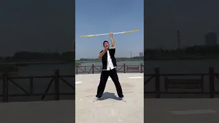 Two slow motion demonstrations of Ruyi Jingu Bang (monkey king stick) 金箍两种转棍技巧，慢动作演示
