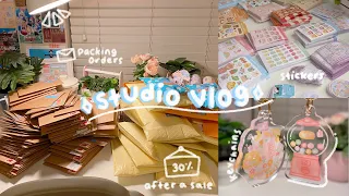 studio vlog // running my small business, packing orders 📮📦 stickers, keychains, and clay pins