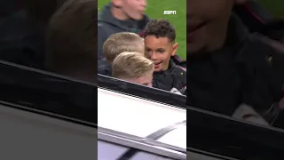 🥹 Sontje Hansen geeft zijn voetbalschoenen aan ballenjongen ❤️ #VoetbalGeeft