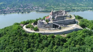 Dunakanyar és a visegrádi  Fellegvár légifelvételen - [4K] drone video