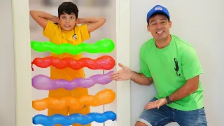 Jason e Alex giocano con palloncini gonfiabili. Video divertenti per bambini