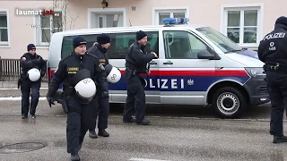 Großeinsatz der Polizei bei Demonstration gegen Kongress der "Verteidiger Europas" in Aistersheim