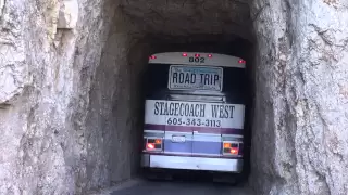 Bus fährt durch den Tunnel am Needles Highway.
