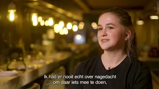 Yaël (19) vond werk als bartender dankzij de 'Learning 4 Life' bartenderopleiding.