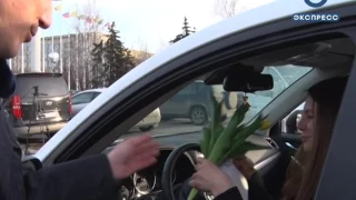 В Пензе полицейские останавливали автоледи, чтобы подарить им цветы