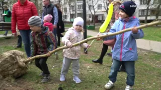 В рамках программы «Миллион деревьев» в Останкине дети сажали деревья