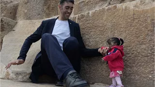 World's Tallest Man Spends Time With World's Shortest Woman