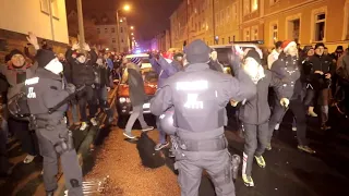 Polizei wird von Querdenkern überrannt: Bayrische Polizei stoppt Querdenkermob in Freiberg