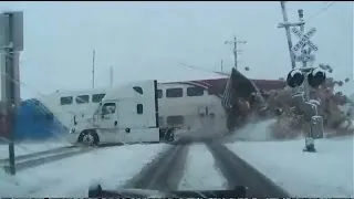 O impressionante momento em que trem parte caminhão no meio em estrada americana