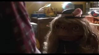 E.T., el extraterrestre(1982) - E.T. aprende a hablar: "E.T., mi casa, teléfono."