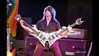 Michael Angelo Batio играет на двойной гитаре