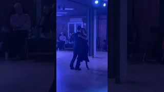 Paulina Mejía y Juan David Vargas bailando una milonga en Barcelona.