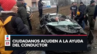 Tanque ruso aplasta un vehículo con un civil adentro en Ucrania