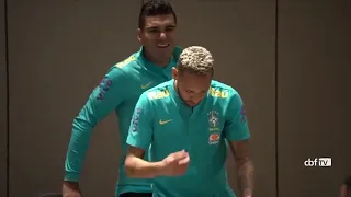 NEYMAR COLOCA NOVATOS DA SELEÇÃO BRASILEIRA PRA CANTAR E PASSAR VERGONHA