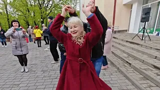 21.04.24г..."АЙ,ЦЫГАНЕ!!!" ... 💃🕺💃... звучит на танцполе в Гомельском парке...