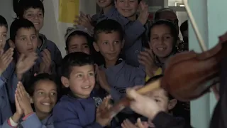 Layth Sidiq performs for Syrian refugee children