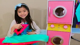 Emma Pretend Play historia divertida para niños | En la lavandería con juguetes para lavadora