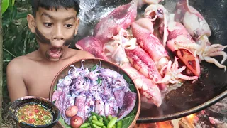 Primitive Technology - Cooking delicious Squid on rock in jungle - survival skill wild Ep 0019