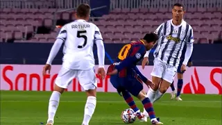 Lionel Messi dribbles Cristiano Ronaldo