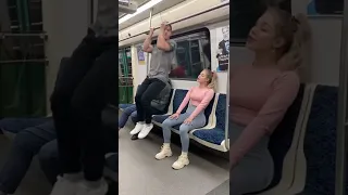 ДЕВУШКА РАЗВЕЛА ПАРНЯ В МЕТРО/РЕАКЦИЯ/ПРАНК #пранк #реакция #shorts #tiktok