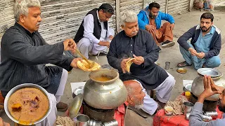 THE POOR MAN SELLING CHEAPEST HALEEM ON THE ROAD SIDE | HIDDEN STREET FOOD OF LAHORE | TASTY NASHTA