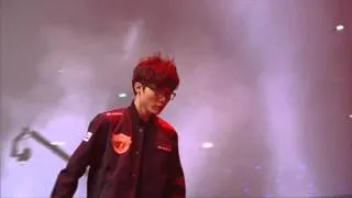 Faker dodging skillshots during the Opening Ceremony S5 Worlds Final