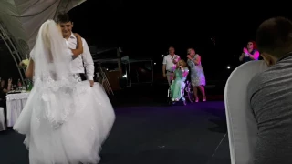 Две мамы и папа поют на свадьбе у детей Очень трогательный сюрприз от родителей на свадьбе!