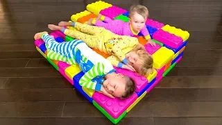 Vania & Mania BUILD BEDS with GIANT LEGO Toys | Rain Rain Go Away Song