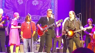 Steve Earle, Jason Isbell, et alii “Harlem River Blues” song by JT Earle (Nashville, 4 Jan. 2023)