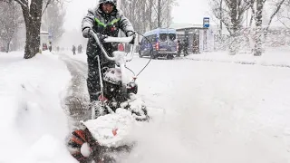 Сугробы с человеческий рост, тысячи единиц спецтехники борются с аномальным снегопадом в Москве