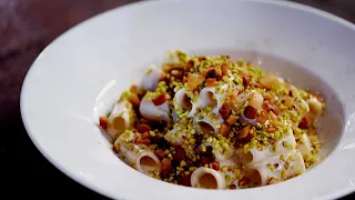 Rigatoni con Crema di Burrata, Pistacchi e Guanciale Croccante | Le Ricette di Molto Italiano