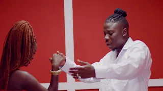 Kojo Antwi - Akyekyedie Nantie ft. Stonebwoy (Official Video)