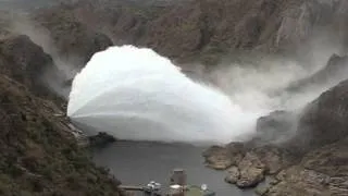 Apertura de válvula en represa Los Reyunos